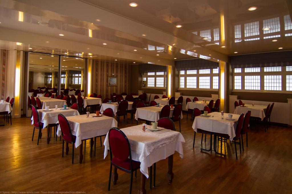 Logis Hotel Du Chateau Combourg Esterno foto