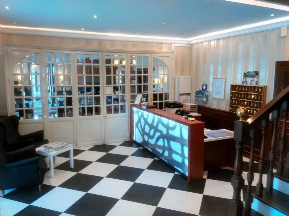 Logis Hotel Du Chateau Combourg Esterno foto