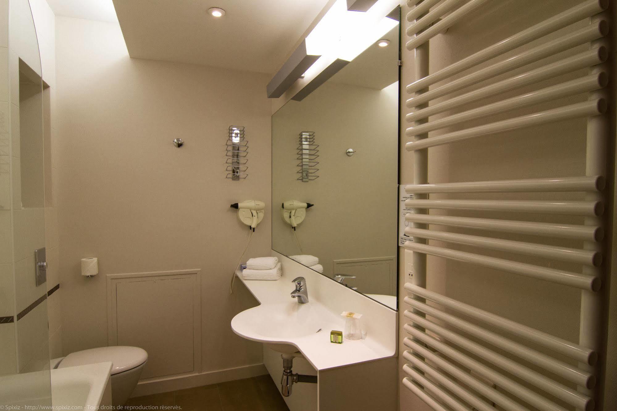 Logis Hotel Du Chateau Combourg Esterno foto