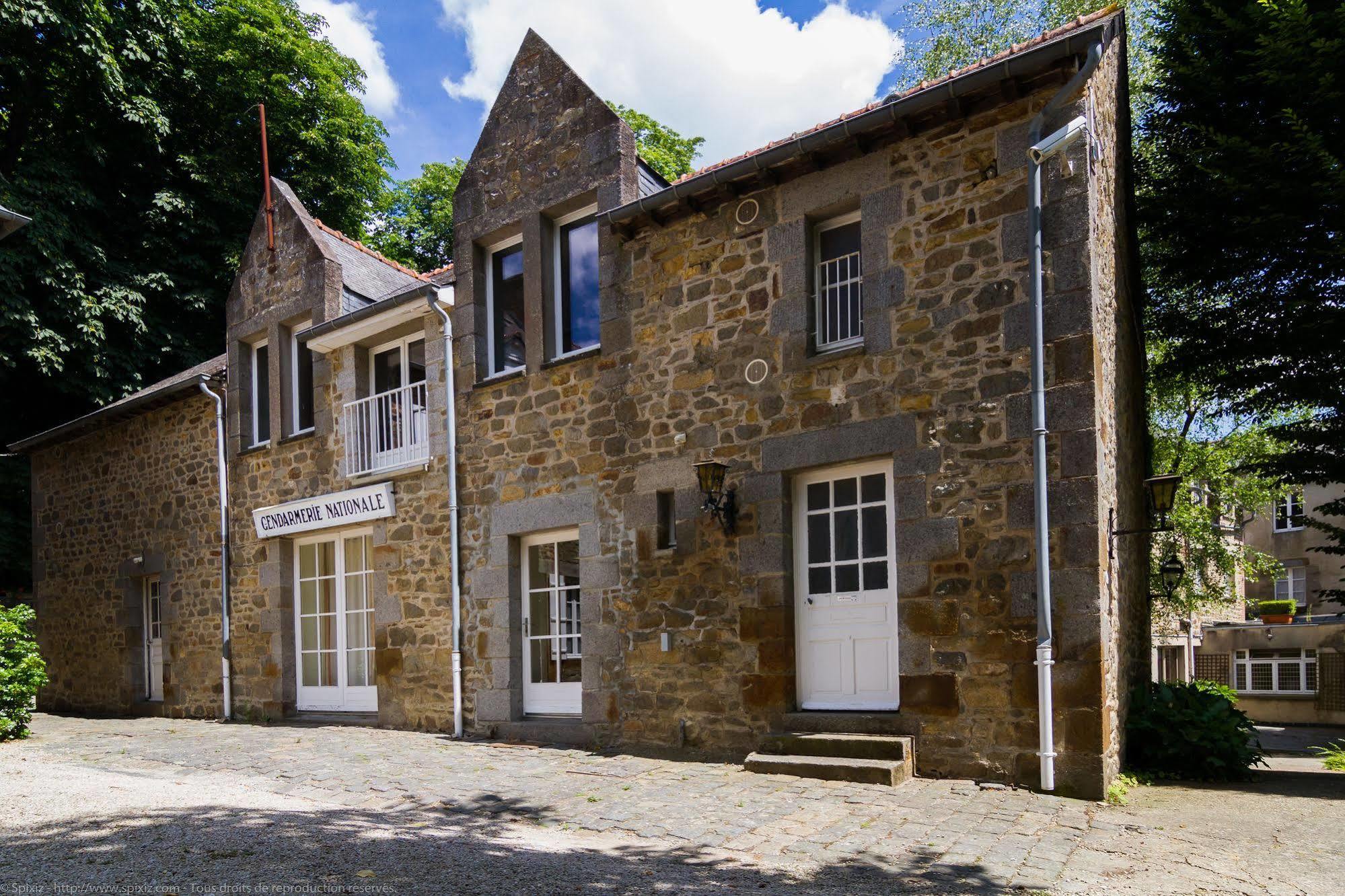 Logis Hotel Du Chateau Combourg Esterno foto